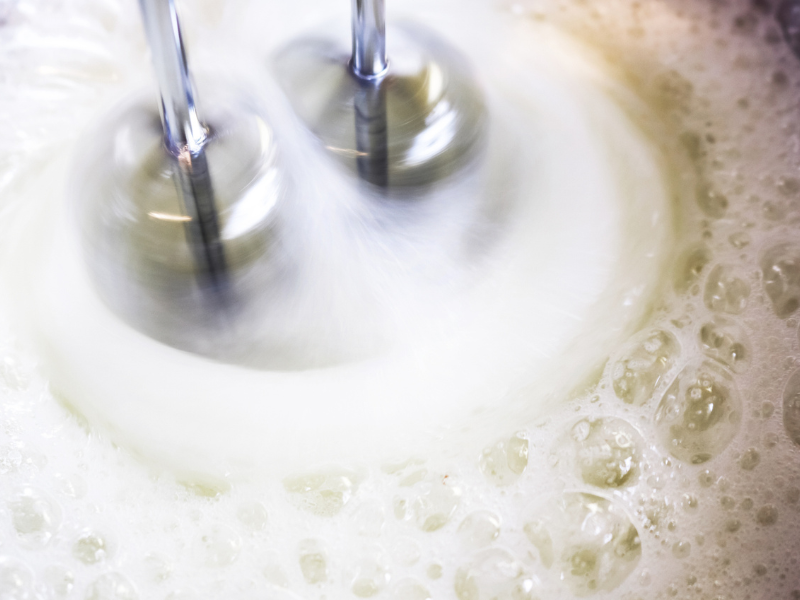 Gardez votre crème fouettée au froid, sinon, elle s’effondrera à la chaleur! © Susan Vineyard / iStock Photo