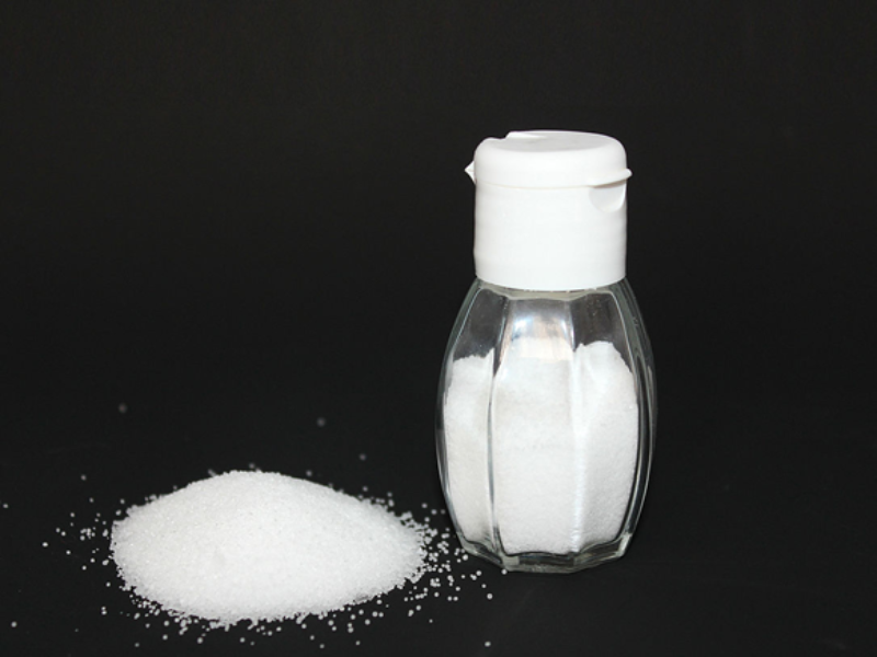 Image montrant un pot de sel avec du sel à côté