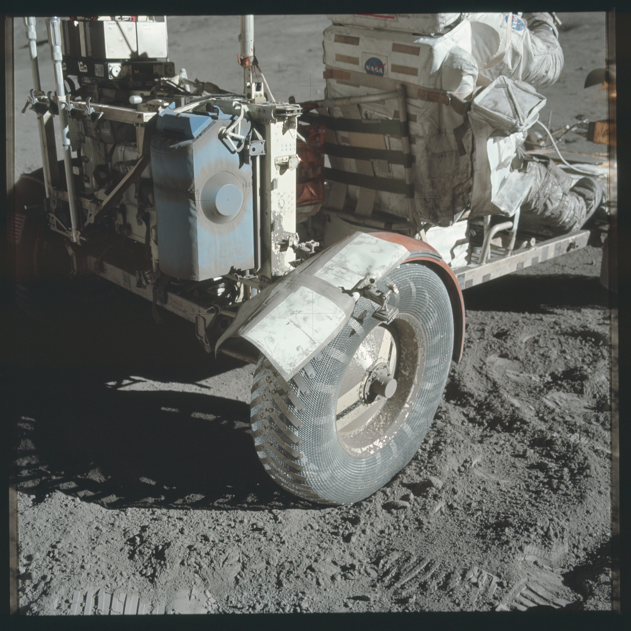 Garde-boue du rover lunaire réparé au duct tape