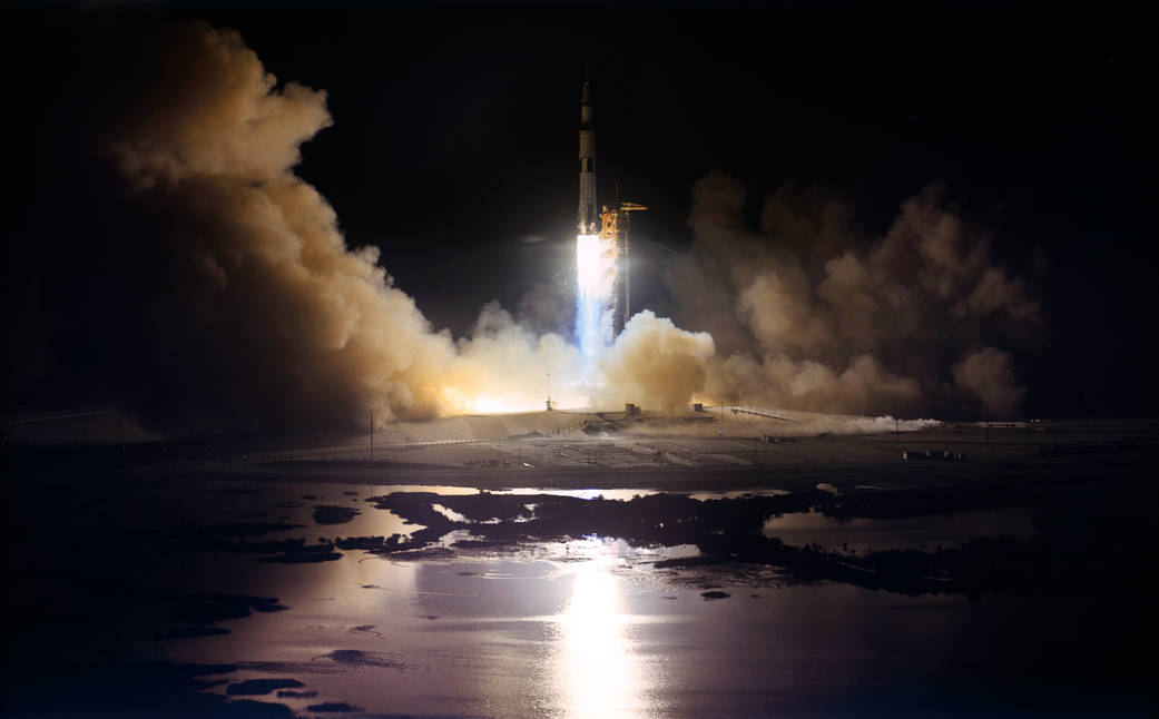 La fusée Saturn V emportant les astronautes d’Apollo 17 depuis le Centre spatial Kennedy.