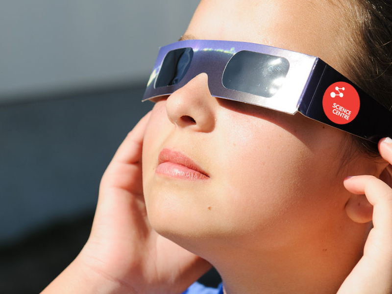 Photo d'une fille avec des lunettes de protection
