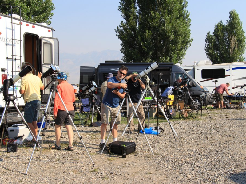 Un groupe de chasseurs d’éclipses installés dans un camping aux États-Unis, en 2017 © Françoise Boutin