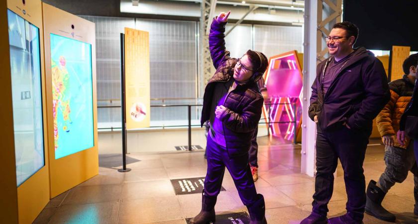 jeune à besoin particulier jouant au centre des sciences de montreal pendant les matinees apaisées.